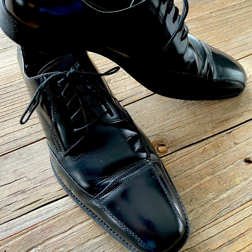 Johnston & Murphy black cap toe dress shoe in size 11 M